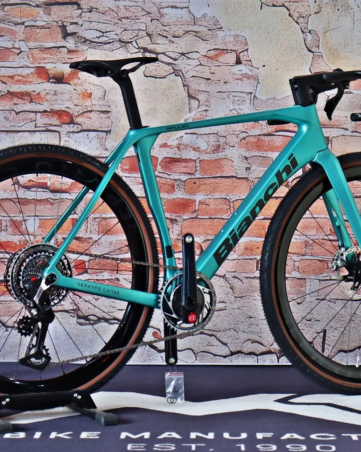 Bianchi-Rennrad in der Fotoecke des Ladens vor einer Ziegelwand