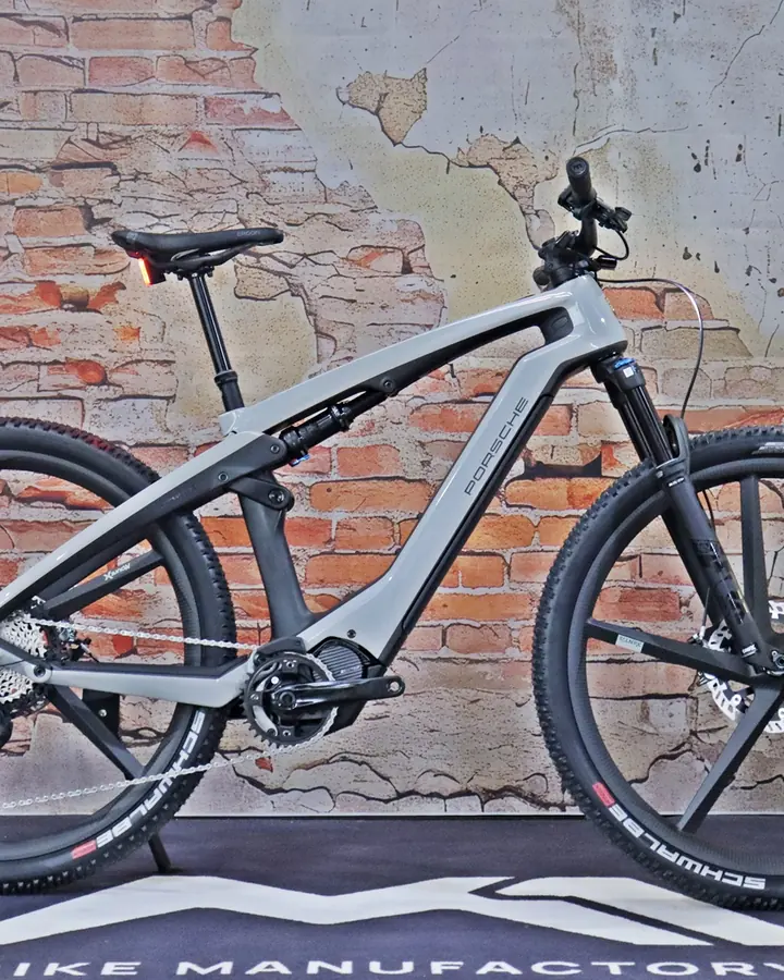 Graues E-Bike vor der Ziegelwand im Laden in Staßfurt